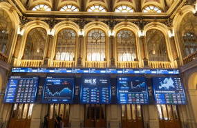 ep paneles digitales en el palacio de la bolsa de madrid a 30 de septiembre de 2025 en madrid espana