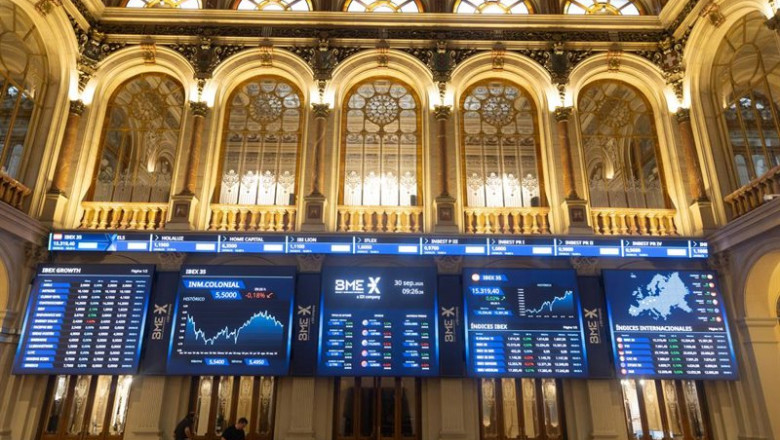 ep paneles digitales en el palacio de la bolsa de madrid a 30 de septiembre de 2025 en madrid espana