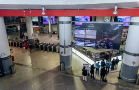 ep pantalla con un mapa informativo de los horarios y los cercanias en la estacion madrid puerta de
