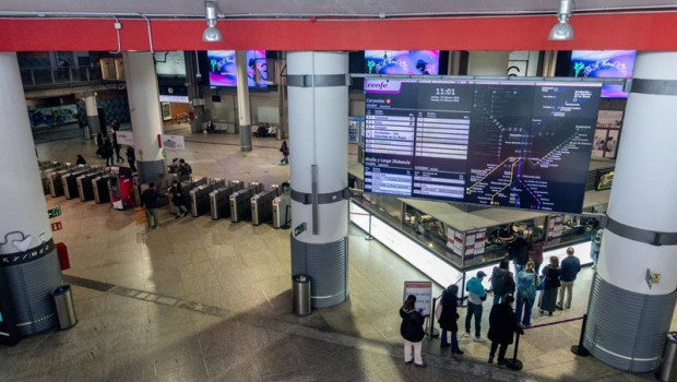 ep pantalla con un mapa informativo de los horarios y los cercanias en la estacion madrid puerta de