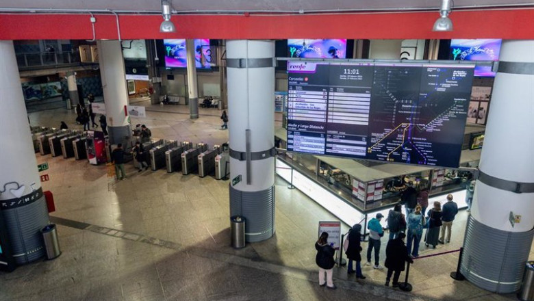 ep pantalla con un mapa informativo de los horarios y los cercanias en la estacion madrid puerta de