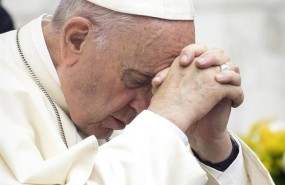 ep papa francisco rezandouna imagensu cuentainstagram