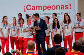 ep presidentegobiernofunciones pedro sanchez ha recibidolunesla seleccion espanola femeninabaloncesto quedomingoproclamaba campeonaeuropa