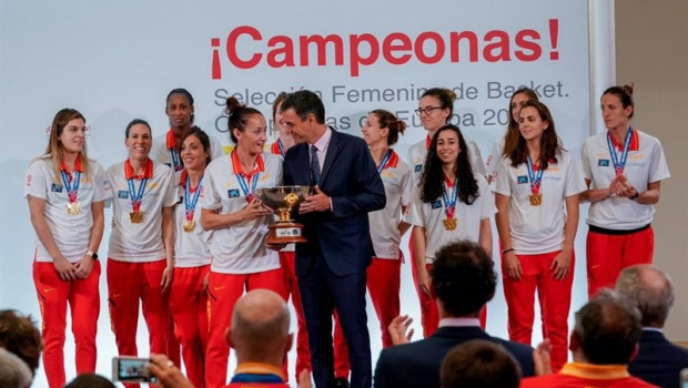ep presidentegobiernofunciones pedro sanchez ha recibidolunesla seleccion espanola femeninabaloncesto quedomingoproclamaba campeonaeuropa