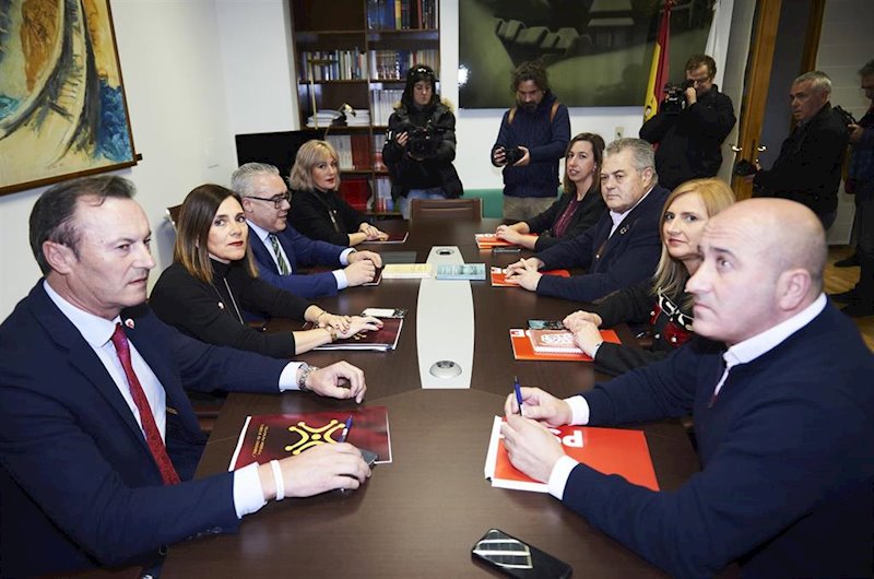 ep reunion de las comisiones negociadoras de prc y psoe en el parlamento de cantabria