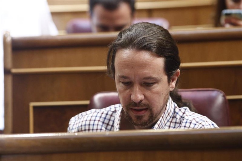 https://img6.s3wfg.com/web/img/images_uploaded/5/3/ep_secretario_generalpodemos_pablo_iglesias_sentadosu_escanocongresolos_diputados_tras_anunciarsu_grupo_parlamentarioabstendra_ensegunda_votacionla_investiduracandidato_socialistala_presidenciagobierno.jpg
