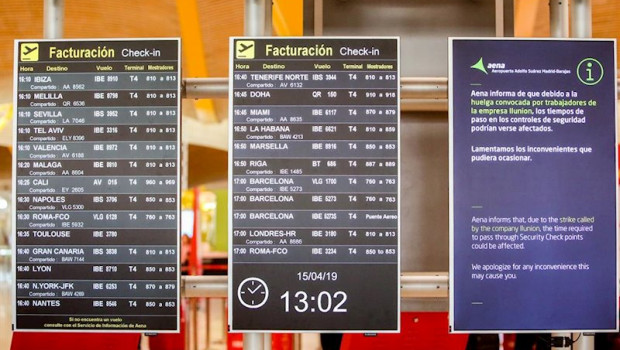 ep un cartel informativo sobre la huelga de la compania ilunion derecha situado al lado de paneles