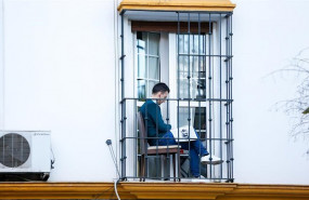 ep un ciudadano aprovecha su minusculo balcon para leer en la tercera semana de confinamiento por el