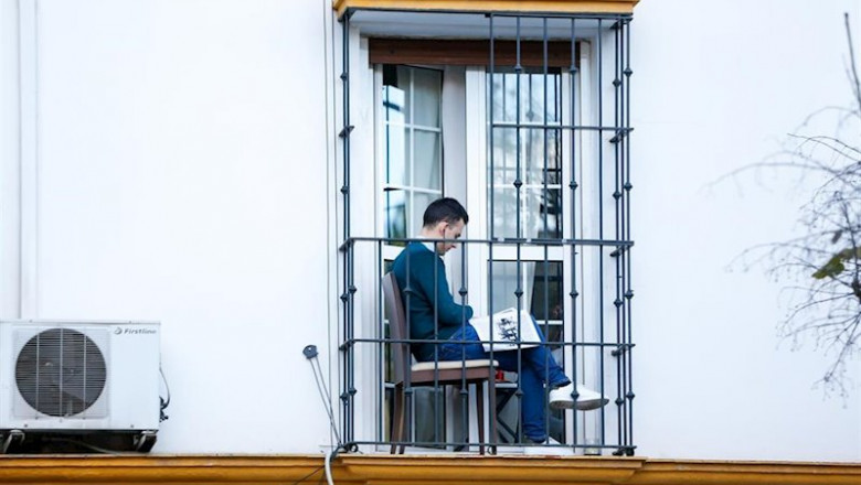 Un ciudadano aprovecha su minúsculo balcón para leer en la tercera semana de confinamiento por el coronavirus COVID 19. Sevilla a 03 de abril del 2020 | Eduardo Briones - Europa Press ep un ciudadano aprovecha su minusculo balcon para leer en la tercera semana de confinamiento por el