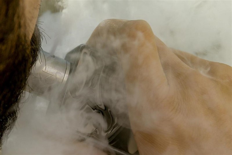 ep un hombre vapeando