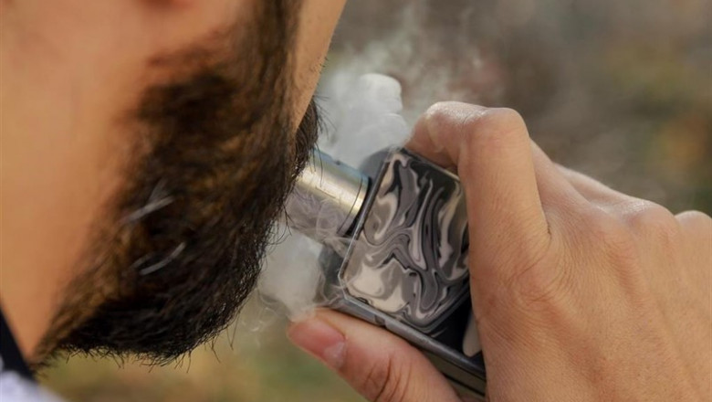 Un hombre vapeando. | Ricardo Rubio - Europa Press ep un hombre vapeando