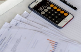 ep una calculadora y una factura de la luz