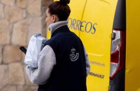 ep una trabajadora de correos a 12 de enero de 2024 en madrid espana