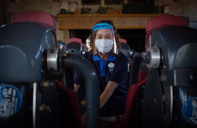 ep una trabajadora de portaventura world protegida con mascarilla y pantalla