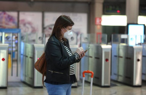 ep una viajera con mascarilla consulta su movil en la estacion de atocha madrid