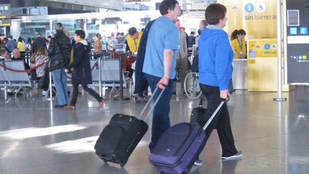 ep viajeros en el aeropuerto de malaga turismo turistas pasajeros maletas viaje