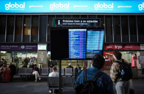 ep viajeros en la estacion de sevilla santa justa durante el plan alternativo de transporte por la
