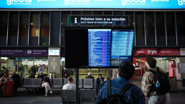 ep viajeros en la estacion de sevilla santa justa durante el plan alternativo de transporte por la