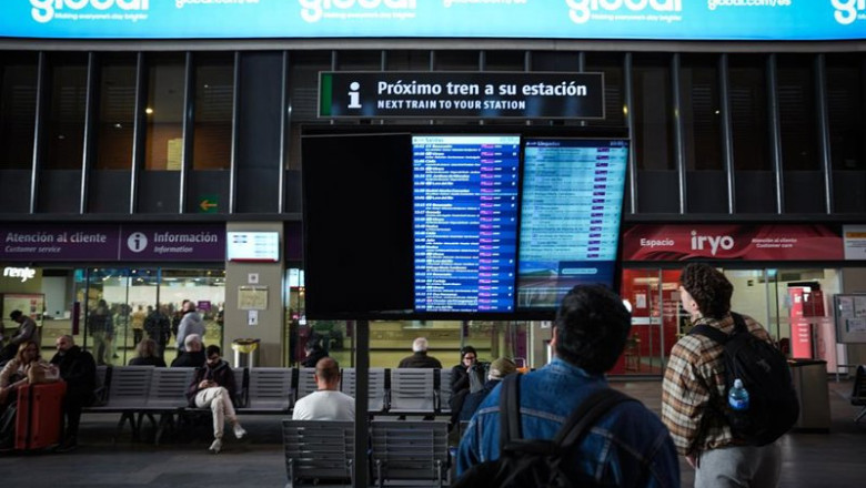 Viajeros en la Estación de Sevilla-Santa Justa durante el plan alternativo de transporte por la suspensión de la línea Madrid-Andalucía. A 23 de enero de 2025, en Sevilla (Andalucía, España). | María José López - Europa Press ep viajeros en la estacion de sevilla santa justa durante el plan alternativo de transporte por la