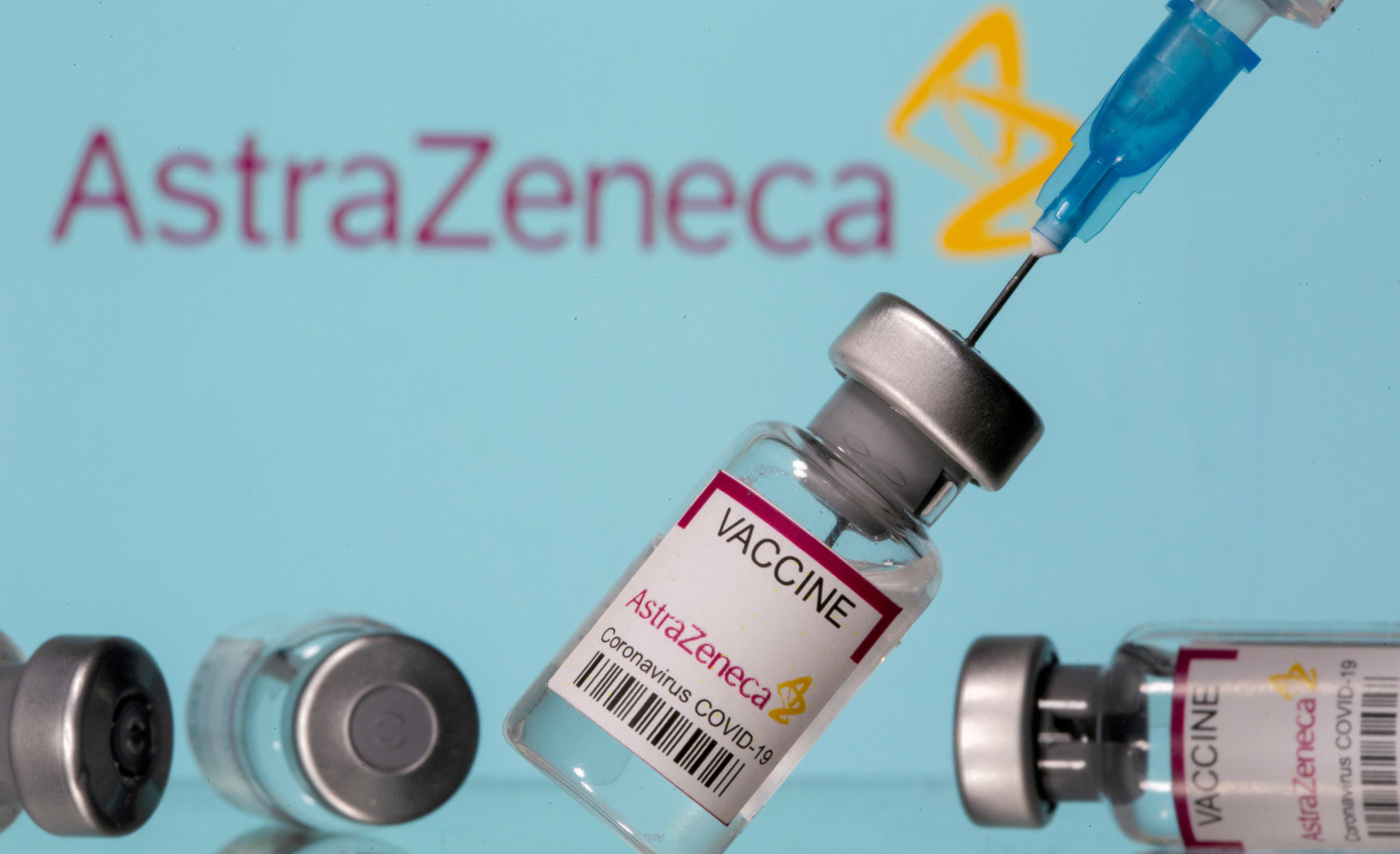 astrazeneca ne doit plus exporter de vaccins avant d avoir livre l ue dit von der leyen 