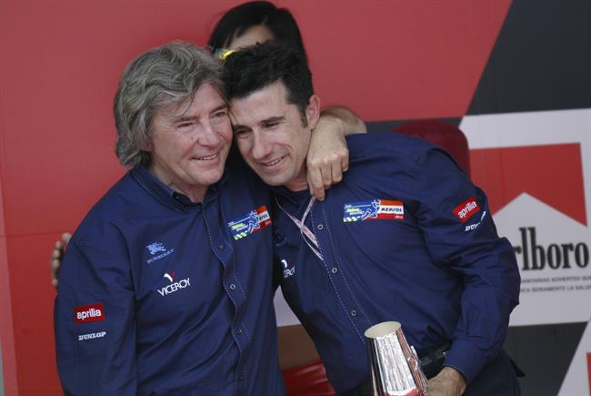 Angel Nieto abrazando a Jorge Martínez Aspar | PRENSA ANGEL NIETO TEAM ep angel nieto abrazandojorge martinez aspar