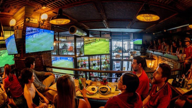 ep archivo   ambiente en un restaurante durante el partido entre espana y arabia saudi del mundial
