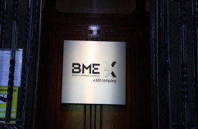 ep archivo   cartel de las bolsas y mercados espanoles bme en el palacio de la bolsa de madrid a 30