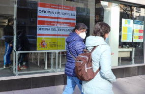 ep archivo   dos mujeres pasan por delante de una oficina de empleo en madrid