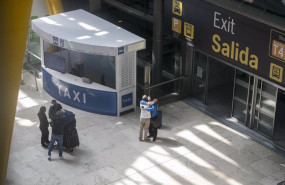 ep archivo   dos personas se abrazan en una de las salidas de la terminal t4 del aeropuerto adolfo