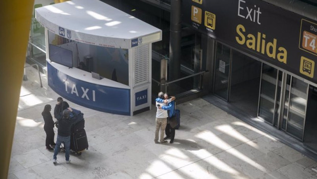 ep archivo   dos personas se abrazan en una de las salidas de la terminal t4 del aeropuerto adolfo