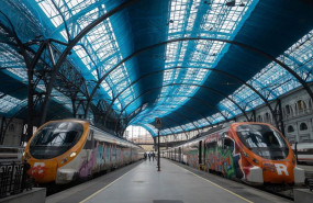 ep archivo   dos trenes en la estacion de francia donde opera rodalies en barcelona