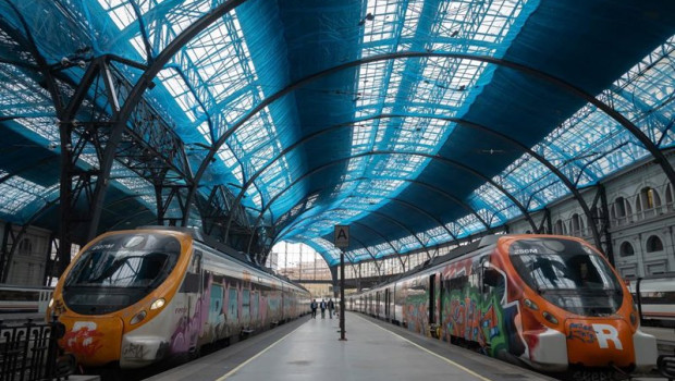 ep archivo   dos trenes en la estacion de francia donde opera rodalies en barcelona