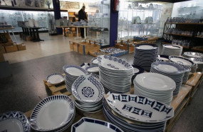 ep archivo   fuentes y platos en azul y blanco expuestas durante la primera jornada de estas rebajas