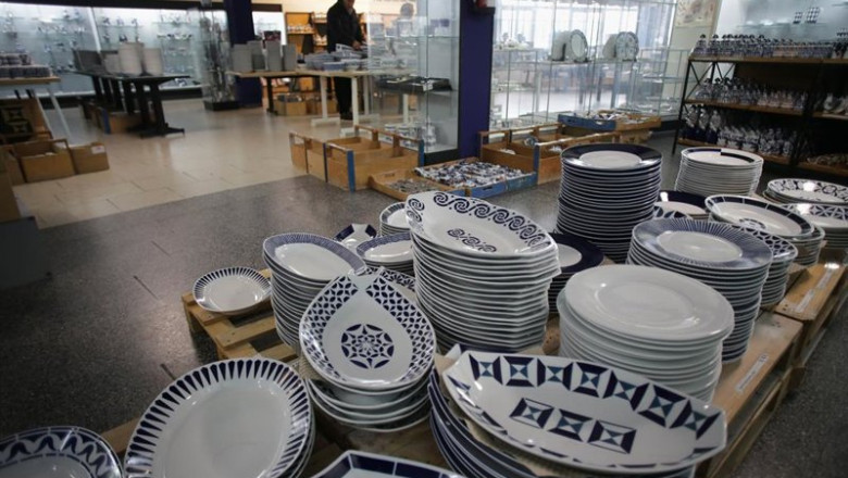 ep archivo   fuentes y platos en azul y blanco expuestas durante la primera jornada de estas rebajas