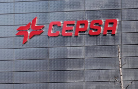 ep archivo imagen del logo de cepsa en la torre cepsa de la zona financiera cuatro torres business ep archivo imagen del logo de cepsa en la torre cepsa de la zona financiera cuatro torres business
