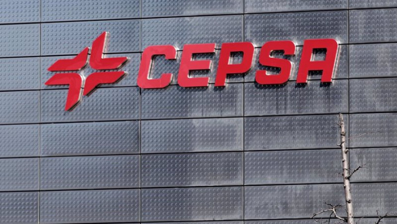 ep archivo imagen del logo de cepsa en la torre cepsa de la zona financiera cuatro torres business ep archivo imagen del logo de cepsa en la torre cepsa de la zona financiera cuatro torres business