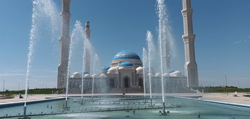 ep archivo   la nueva fuente de la gran mezquita de astana