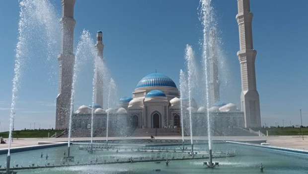 ep archivo   la nueva fuente de la gran mezquita de astana