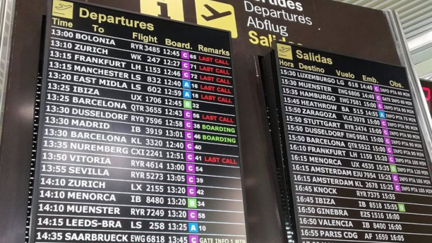 ep archivo   pantallas con informacion sobre vuelos en el aeropuerto de palma de mallorca