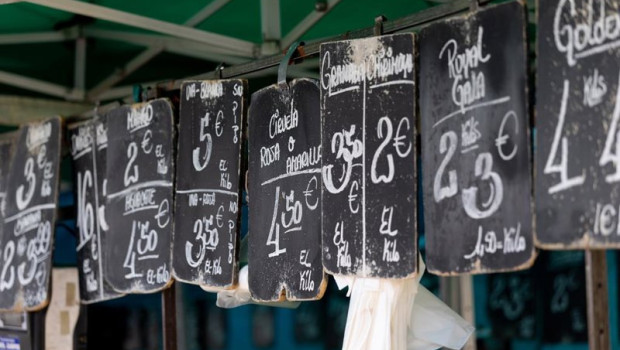 ep archivo   precios en un mercado de alimentos a 14 de marzo de 2025 en madrid espana
