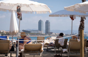 ep archivo   turistas en las inmediaciones del hotel w a 5 de agosto de 2024 en barcelona cataluna