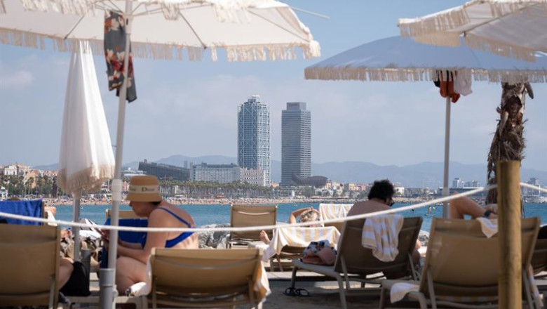 Archivo - Turistas en las inmediaciones del Hotel W, a 5 de agosto de 2024, en Barcelona, Cataluña (España). | David Zorrakino - Europa Press - Archivo ep archivo turistas en las inmediaciones del hotel w a 5 de agosto de 2024 en barcelona cataluna