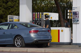 ep archivo   un coche reposta en una gasolinera a 27 de agosto de 2023 en madrid espana el precio