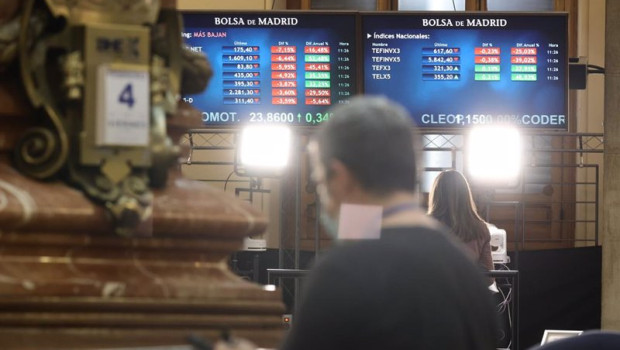 ep archivo   un hombre delante de dos paneles con valores del ibex 35 en el palacio de la bolsa a 4