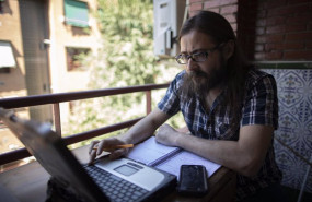 ep archivo   un hombre teletrabajando en su terraza