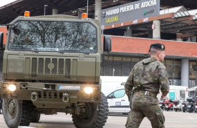 ep archivo   un militar al lado de un tanque del ejercito
