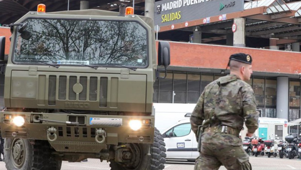 ep archivo   un militar al lado de un tanque del ejercito