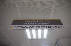 ep archivo   una cartel con indicaciones de la oficina de prestaciones en una oficina del sepe
