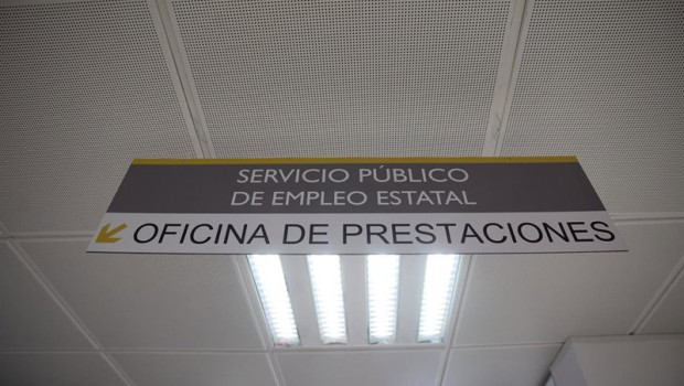 ep archivo   una cartel con indicaciones de la oficina de prestaciones en una oficina del sepe