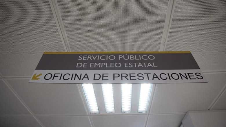 ep archivo   una cartel con indicaciones de la oficina de prestaciones en una oficina del sepe